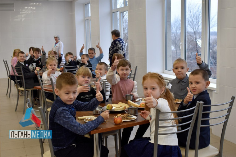 Обеды, в отремонтированной калужскими строителями столовой, нравятся первомайским школьникам"..